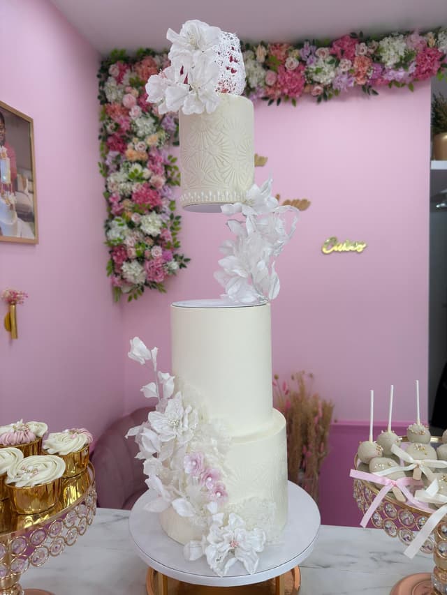 Gâteau de luxe avec fleurs faites à la main