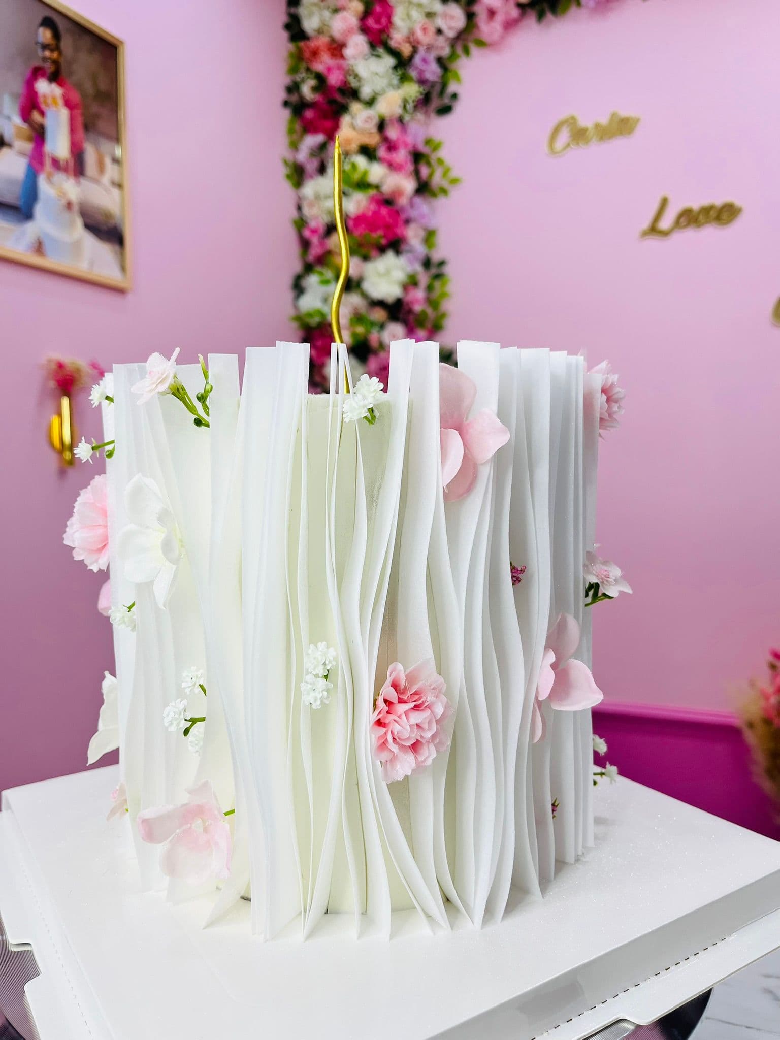 Layer cake à buttercream lisse avec topper floral